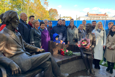 В Гатчине открыли памятник «Ленинградский учитель»